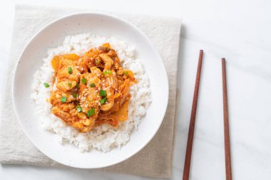Pirinçli kimchi ve domuz kızartması. Kore usulü.