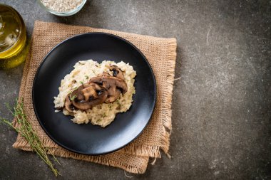 Mantar ve peynir ile ev yapımı risotto