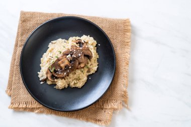 Mantar ve peynir ile ev yapımı risotto