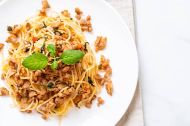 kıyılmış domuz eti ve fesleğen ile tavada kızartılmış acılı spagetti