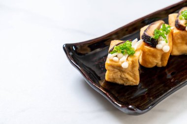 Shitake Mantarlı ızgara Tofu ve Altın İğne Mantarı - sağlıklı, vejetaryen veya vejetaryen yemek tarzı