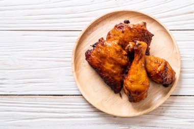 Masada ızgara ve ızgara tavuk.