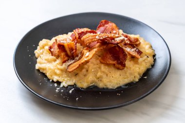 Çıtır pastırmalı ve peynirli risotto.