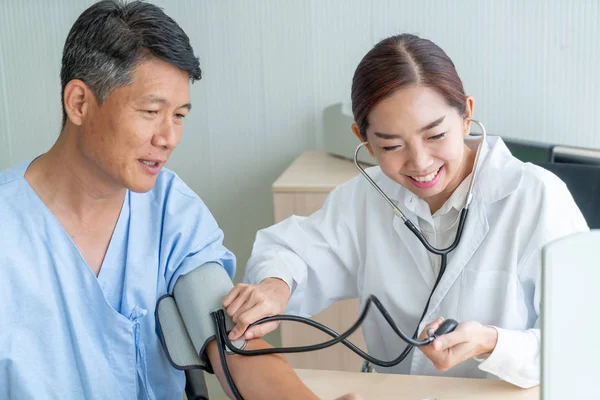 Asiatique Femme Médecin Ckecking Son Patient Bureau Point Mire Sélectif — Photo