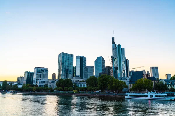 Panoramę Frankfurtu Nad Menem Podczas Twilight Hour — Zdjęcie stockowe