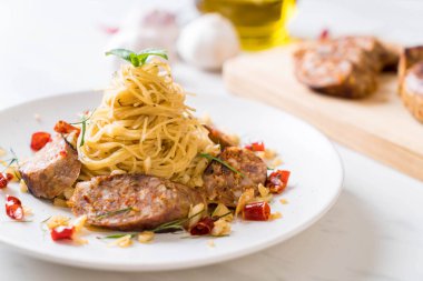 Sai Aua (Notrhern Tay acılı sosis) - Fusion gıda tarzı ile tavada kızartılmış spagetti