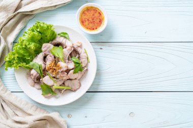 Soslu ve sebzeli haşlanmış balık sosu.