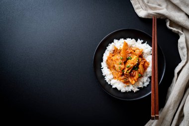 Pirinçli kimchi ve domuz kızartması. Kore usulü.