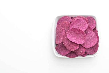 Beyaz arka planda izole edilmiş tatlı patates cipsi
