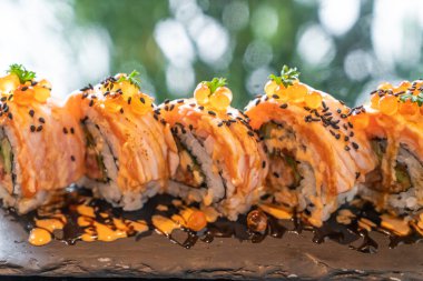 somon suşi rulo ile kaz ciğeri - Japon gıda tarzı