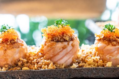 Somon suşi rulo soslu - Japon gıda tarzı