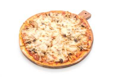 Beyaz arka plan üzerinde izole miso sosu ile mantarlı pizza