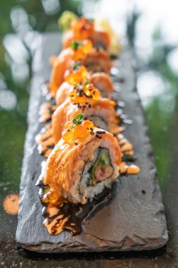 somon suşi rulo ile kaz ciğeri - Japon gıda tarzı