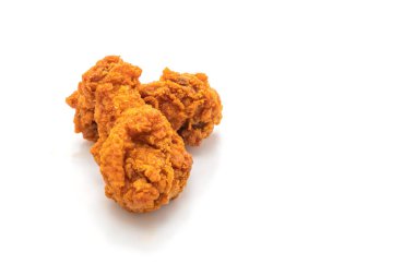 Beyaz arka plan üzerinde izole kızarmış baharatlı tavuk kanadı