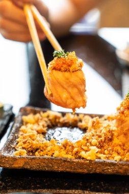 Somon suşi rulo soslu - Japon gıda tarzı
