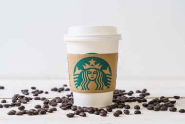 Bangkok, Tayland - 5 Haziran 2018: Beyaz kahve fincanı Starbucks logosu üzerinde tahta arka plan ile. Starbucks dünyanın en büyük kahve evi 61 ülke içinde 20.000'den fazla mağaza ile mi.