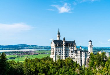 Neuschwanstein Şatosu Almanya'da Bavyera Alpleri, mavi gökyüzü ile güzel mimari