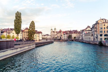 Tarihi kent merkezi, Lucerne (Luzern) İsviçre'deki ünlü Şapel Köprüsü ile.