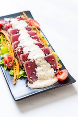 Sebze salatası ve soslu taze ton balığı. Sağlıklı yiyecek.