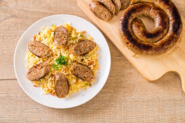 Fried Rice Notrhern Tay acılı sosis tabakta ile