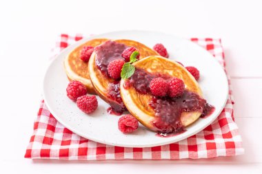 Taze ahududu ve frambuaz sos ile sufle gözleme