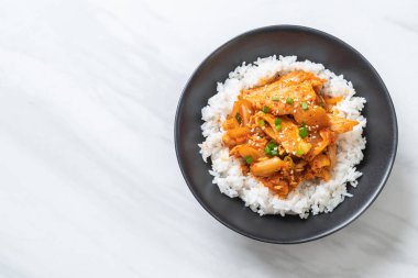 Pirinçli kimchi ve domuz kızartması. Kore usulü.