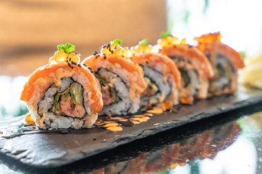 somon suşi rulo ile kaz ciğeri - Japon gıda tarzı