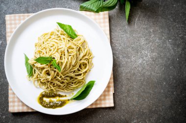 Homamade spagetti pesto sos, zeytin yağı ve fesleğen yaprakları ile.