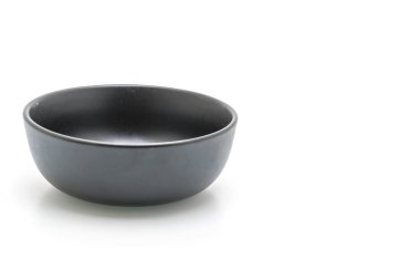 boş siyah plaka ve beyaz arka plan üzerinde izole kase