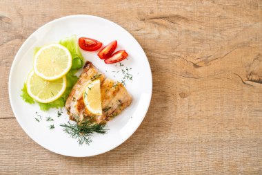 Izgara balık bifteği.