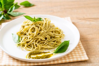 Homamade spagetti pesto sos, zeytin yağı ve fesleğen yaprakları ile.