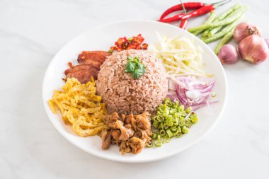 Pirinç karışık karides ile yapıştırın - Tay geleneksel gıda