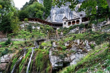 St. Beatus mağara ve şelaleler Thunersee, Sundlauenen İsviçre yukarıda.
