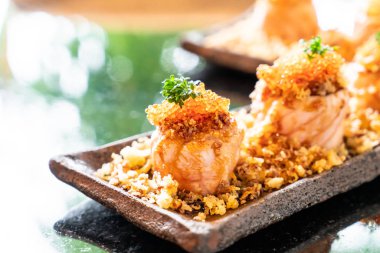 Somon suşi rulo soslu - Japon gıda tarzı