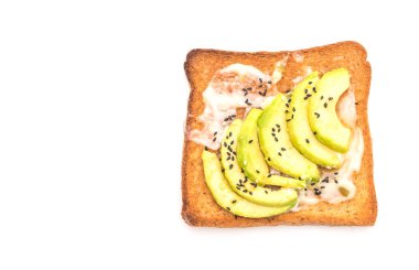 Kepekli ekmek tost avokado izole üzerinde beyaz arka plan ile