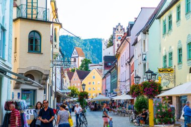 Fussen, Almanya - 28 Ağustos 2018: Street Cafe Fussen eski şehir şehir merkezinde. Fussen Bavaria, Almanya için küçük bir kasabadır.