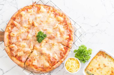 Tablo - İtalyan yemeği stil Hawai pizza