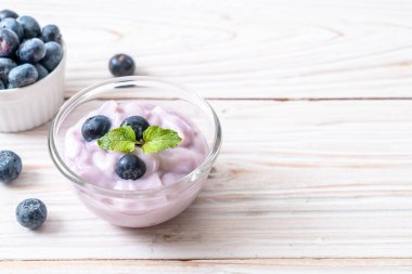 Taze yaban mersinli ev yapımı yoğurt