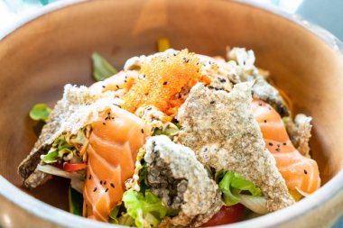 Kızarmış som balığı deri - Japon tarzı ile taze somon çiğ salata