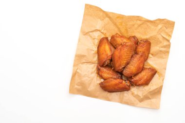 Beyaz arka plan üzerinde izole Barbekü tavuk kanadı