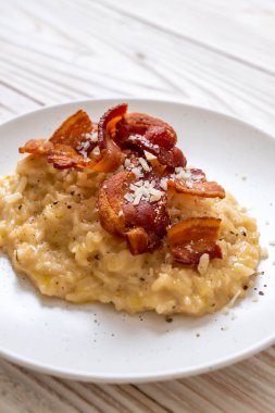 Çıtır pastırmalı ve peynirli risotto.