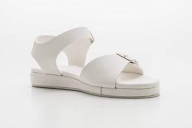 Kadınlar beyaz arka plan üzerinde izole sandalet deri