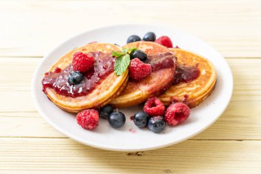 Taze ahududu ve yabanmersinli gözleme.