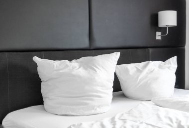 beyaz yastık yatak yatak dekorasyon iç