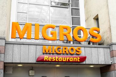 Spiez, İsviçre - 24 Ağustos, 2018: Zürih'te bir Migros Restoran girişinde. Migros Restoranlar İsviçre'nin en büyük perakendeci olan Migros şirketi tarafından ait olan.