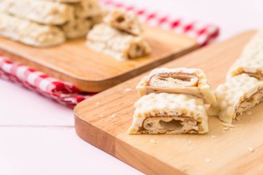 beyaz çikolata karamel ve gevrek gevrek ahşap bar ile