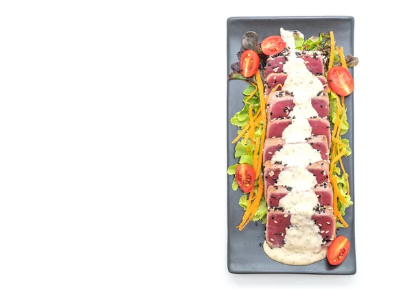 新鲜金枪鱼生蔬菜沙拉和酱油在白色背景下分离 — 图库照片
