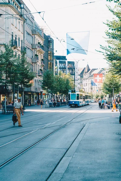 Zurich Svizzera Agosto 2018 Tram Attraversa Centro Bahnhofstrasse Mentre Gente — Foto Stock