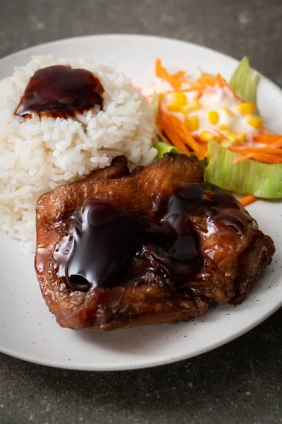 Ayam Panggang Dengan Saus Teriyaki Dan Nasi Dan Salad — Stok Foto