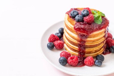 Taze ahududu ve yabanmersinli gözleme.